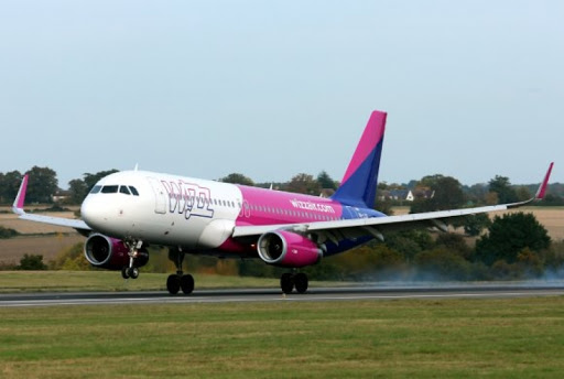 Ταλαιπωρία για επιβάτες Wizz air από νεαρό που αρνήθηκε να φορέσει τη μάσκα του