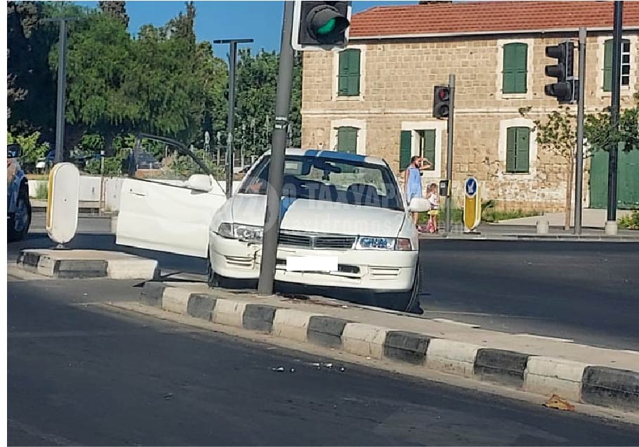 Πάφος: Οδηγός καρφώθηκε σε φώτα τροχαίας - ΦΩΤΟΓΡΑΦΙΕΣ