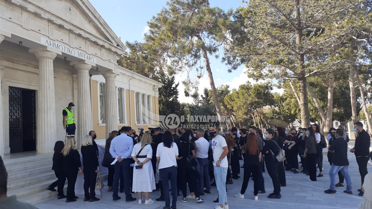 Πάφος: Εκδήλωση διαμαρτυρίας εργαζομένων στο πολυκατάστημα Εra Korivos – Φώτο