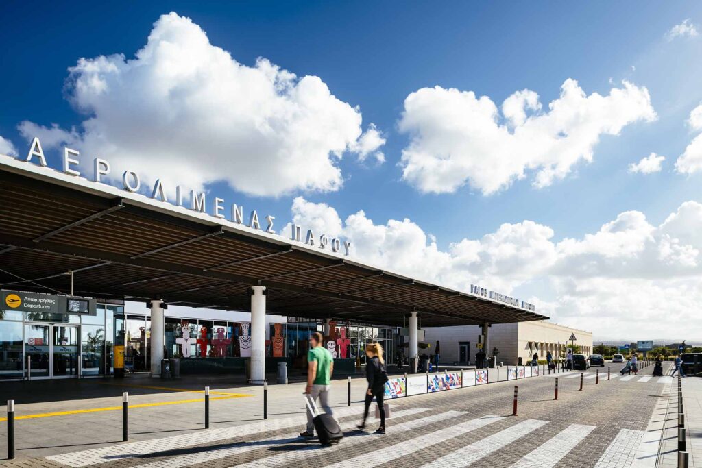 Τους τσάκωσαν με αδασμολόγητα στο αεροδρόμιο Πάφου: Θα έφευγαν με γεμάτες βαλίτσες