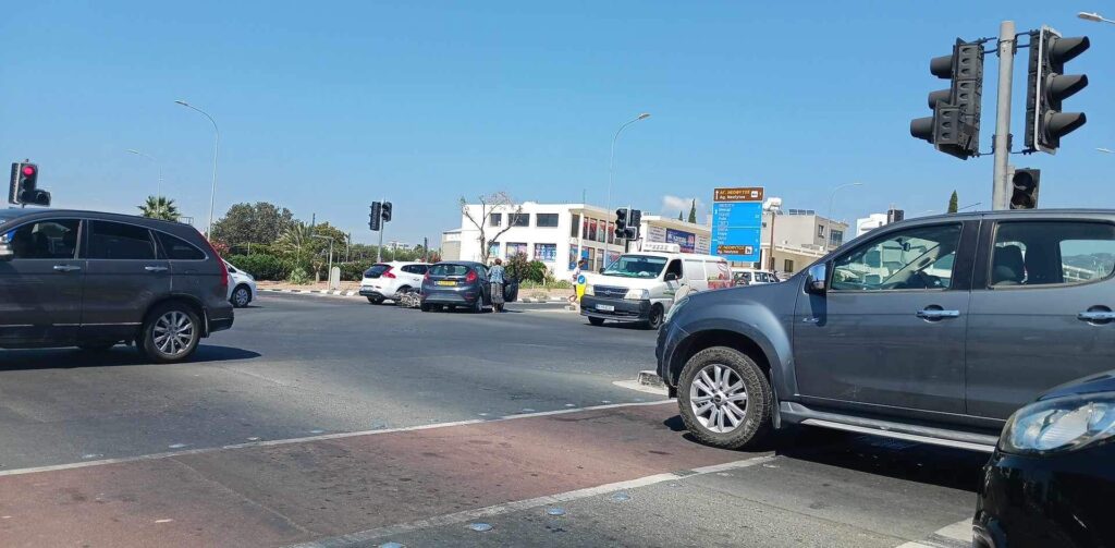 ΠΑΦΟΣ ΕΚΤΑΚΤΟ: Δυστύχημα στα φώτα Βιοφως-Όχημα συγκρούστηκε με μοτοσικλέτα