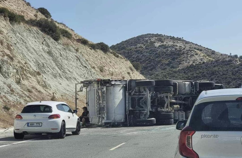 Ανατροπή φορτηγού στον αυτοκινητόδρομο Λεμεσού- Παφου