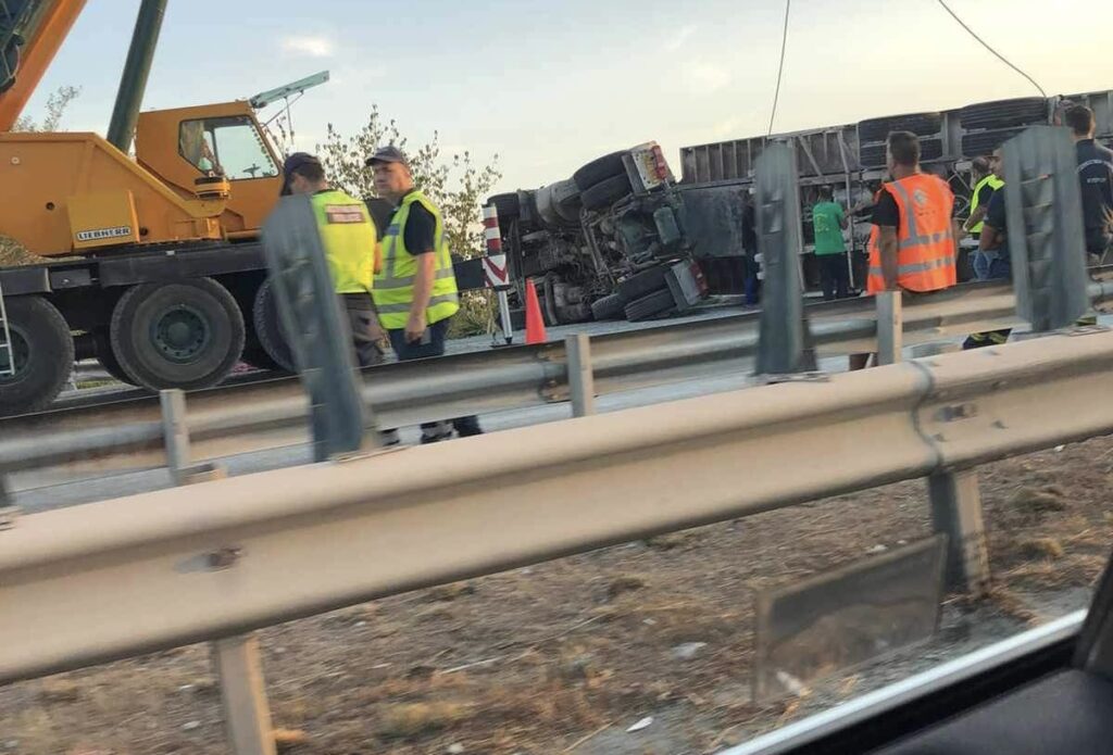 Ανατροπή φορτηγού στον αυτοκινητόδρομο Λευκωσίας-Λεμεσού, στο νοσοκομείο ένα πρόσωπο