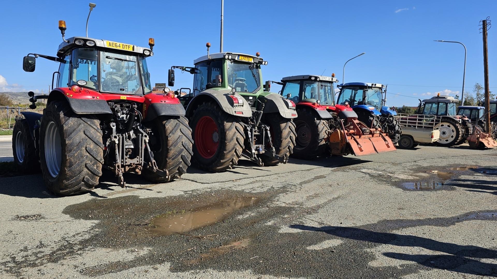 25 τρακτέρ με 50 αγρότες έκλεισαν τον Παλιό δρόμο Τίμης (ΦΩΤΟ)