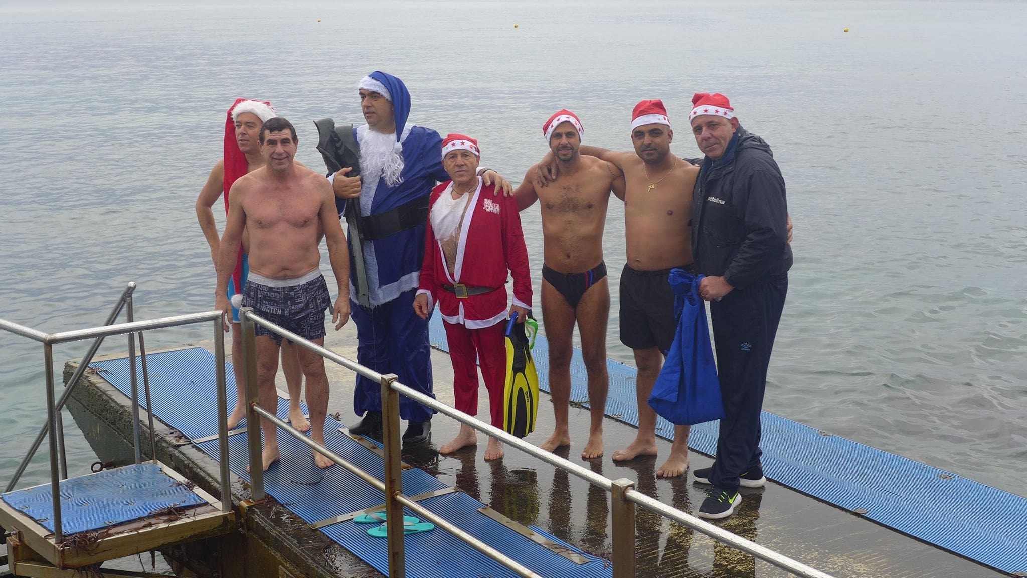Πάφος: Υποδέχτηκαν την έλευση του νέου χρόνου στην θάλασσα οι χειμερινοί κολυμβητές