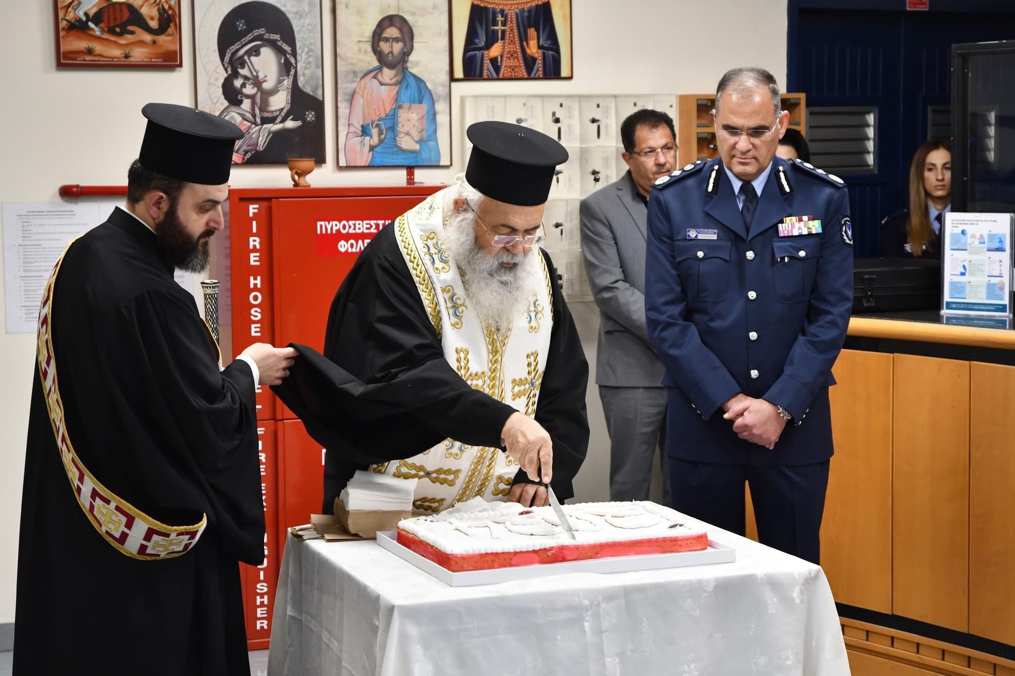 Κοπή της Βασιλόπιτας από τον Αρχιεπίσκοπο Γεώργιο σε παρουσία της Αστυνομίας (ΦΩΤΟ)