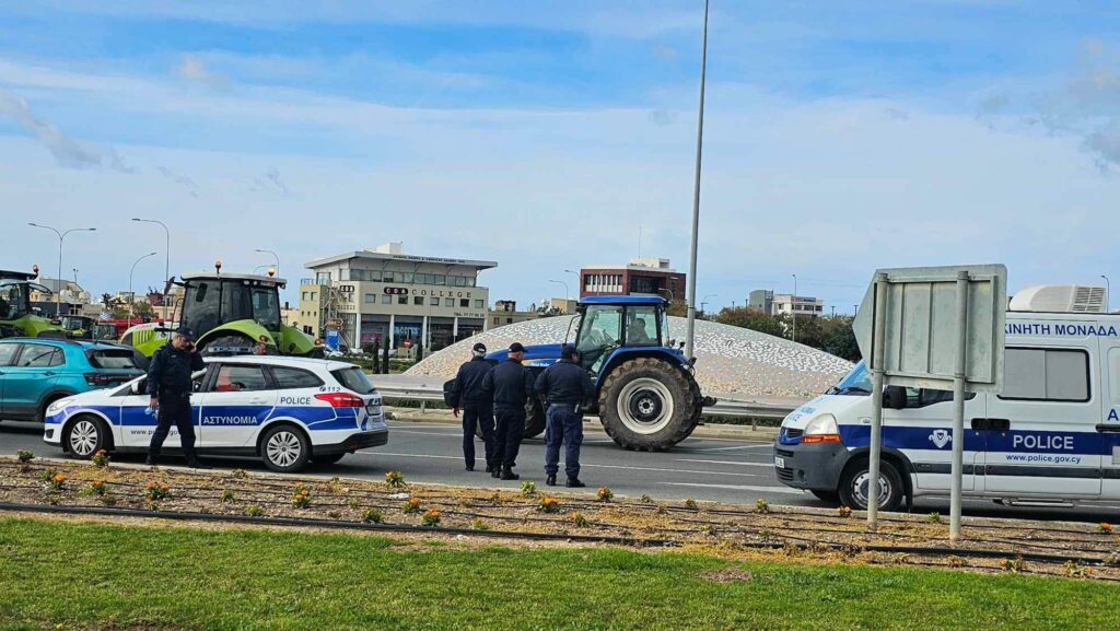 Γέμισαν με τρακτέρ οι δρόμοι της Πάφου:  Σε εξέλιξη η Παγκύπρια διαμαρτυρία αγροτών (ΦΩΤΟ)