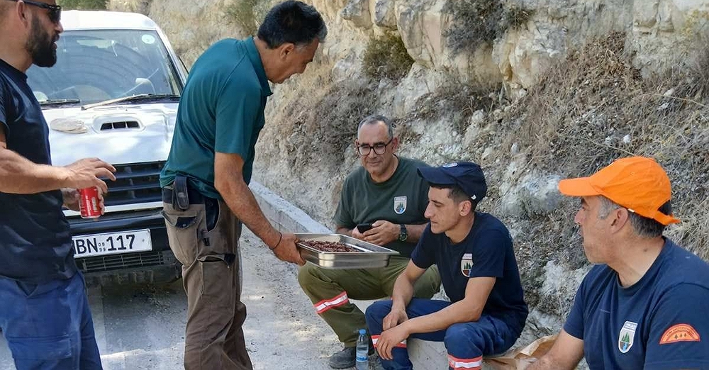 Πάφος: Βοήθεια και από ιδιώτες στο έργο των πυροσβεστών στη φωτιά