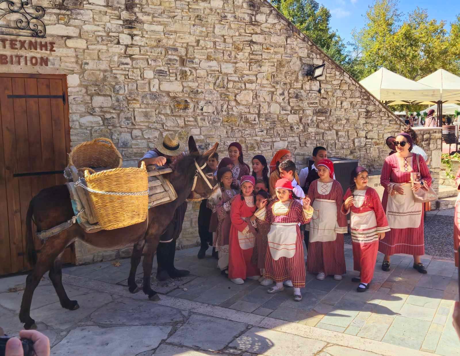 Στέφθηκε με μεγάλη επιτυχία το έθιμο του Τρύγου στην Παναγιά: Μικροί και μεγάλοι πιστοί στις παραδόσεις (ΦΩΤΟ)