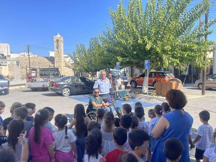 Τοποθέτηση ενημερωτικών πινακίδων για ΑμεΑ σε Δημοτικούς χώρους στάθμευσης στην Π. Χρυσοχούς