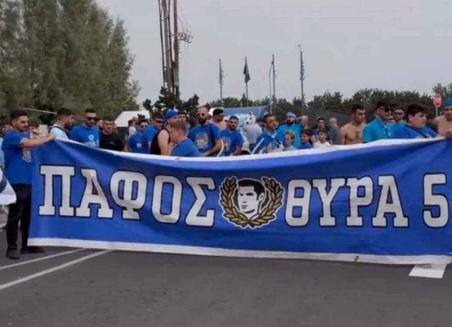 Mε τους οπαδούς στο πλάι της