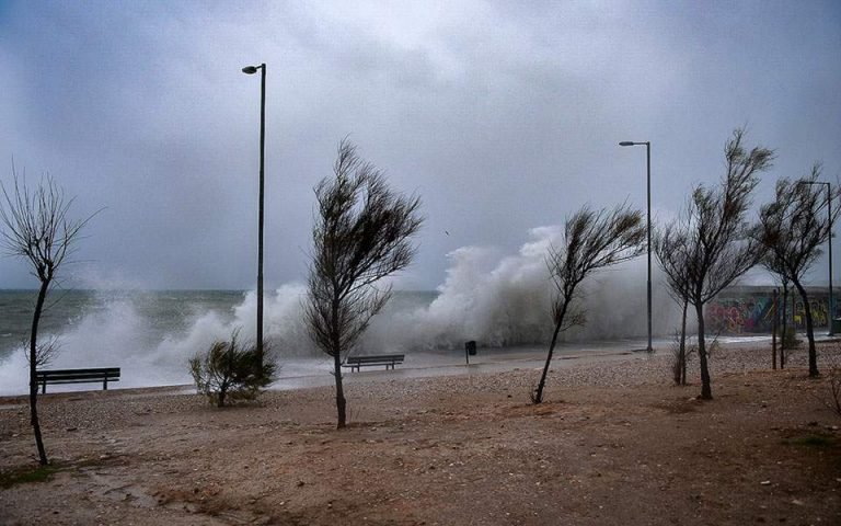 Καιρός: Τοπικές βροχές με σφοδρό βόρειο ρεύμα αέρα