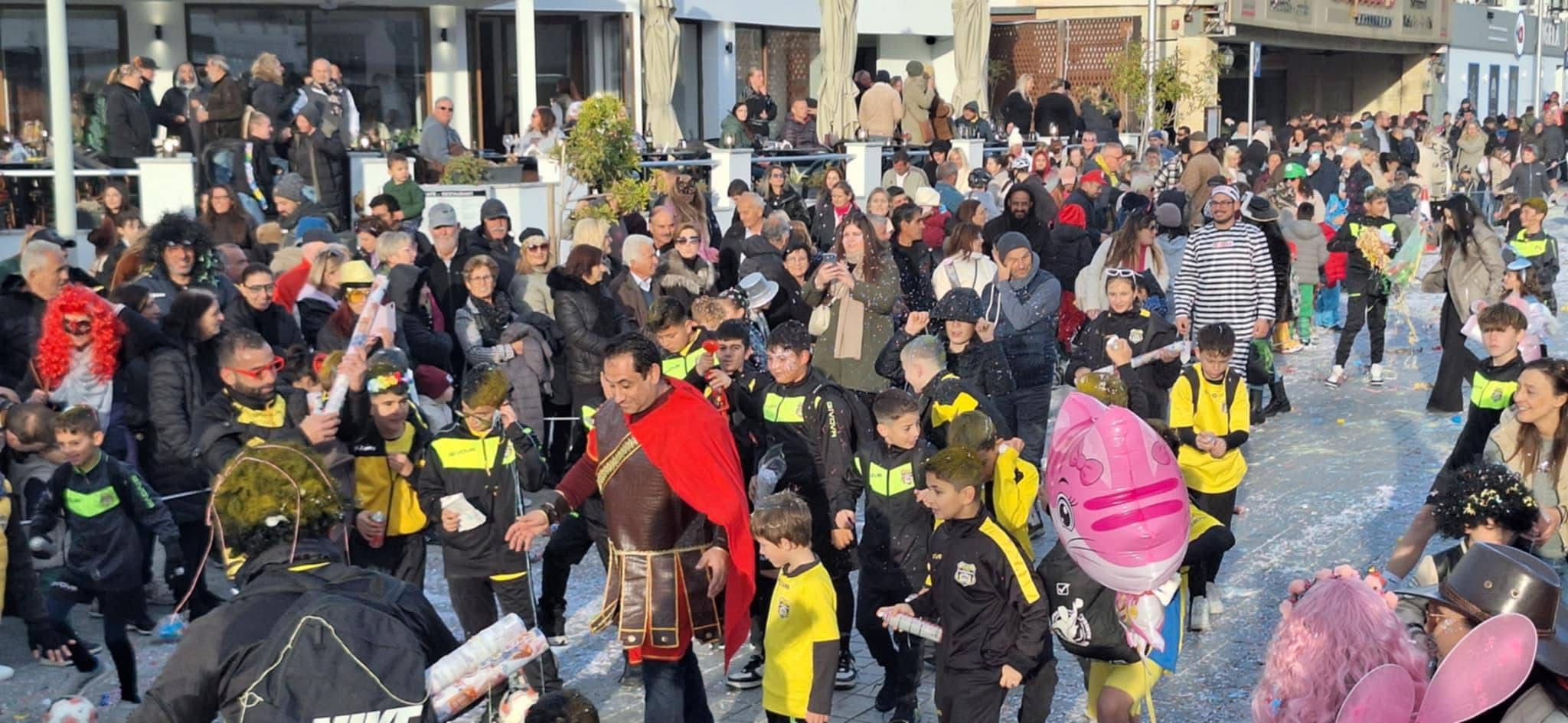 Πλήθος κόσμου στη μεγάλη καρναβαλίστικη παρέλαση του Δήμου Ακάμα