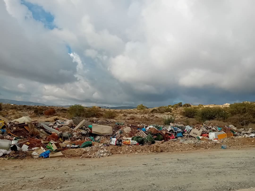 Τριτοκοσμικό θέαμα στο δρόμο Έμπας πρός Τάλα – Σωροί από σκουπίδια