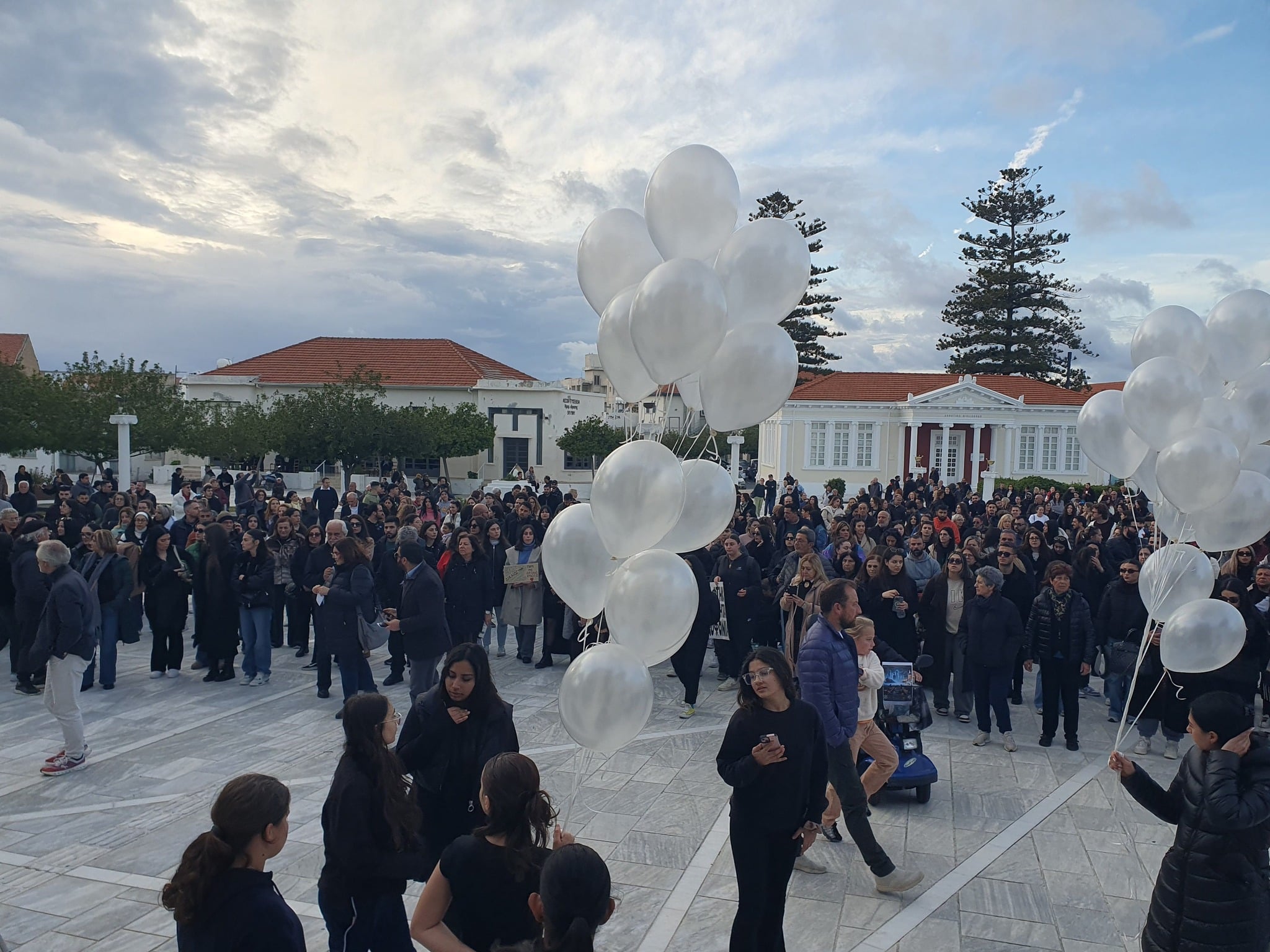 Πλήθος κόσμου στην Πάφο στη συγκέντρωση για σιδηρ. δυστύχημα στα Τέμπη